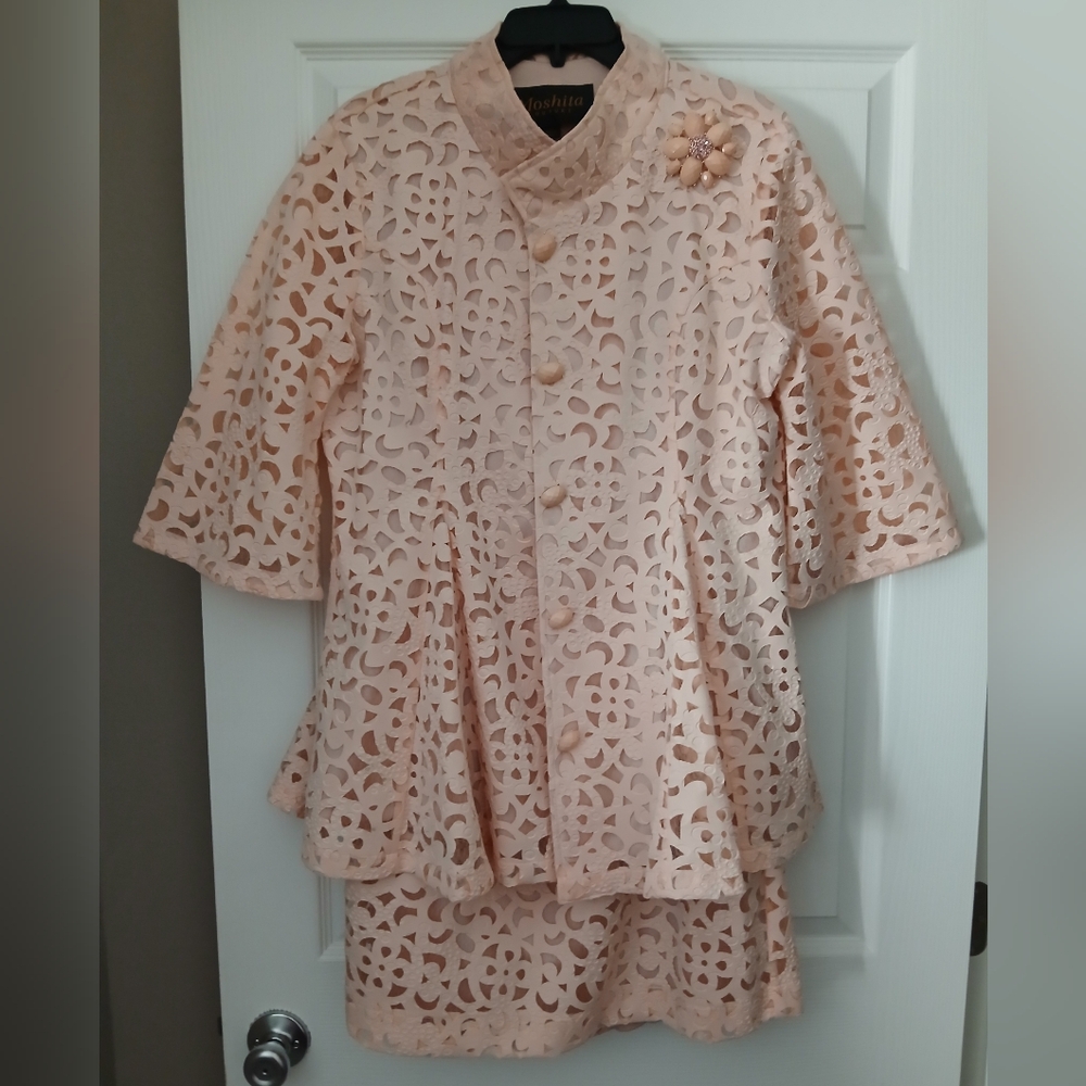Chic Lace Midi Dress in Soft Pink